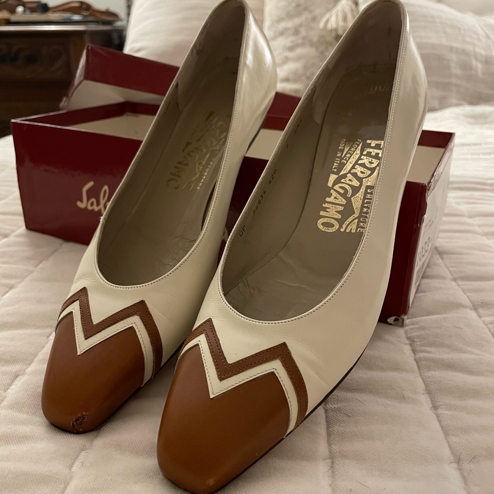 Salvatore Ferragamo Carlina Brown & Cream Pumps Sz 7 AAA